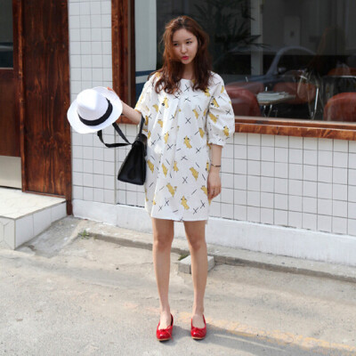 俏皮香蕉先生遇见韩风式娃娃裙 大显可爱~搭配一双红色平底鞋 小小点缀