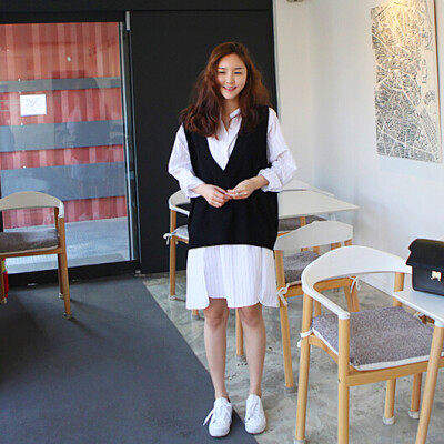 小文艺超宽松V领针织背心 混搭白色连衣裙 再配一双白鞋子 很韩式的搭配