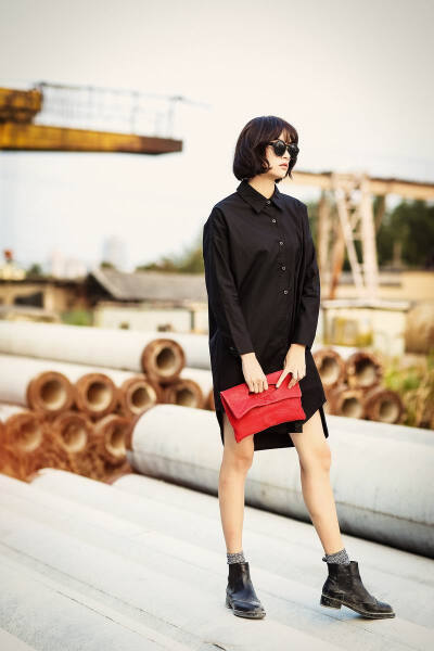 欧美简洁无敌男友风宽松黑衬衣 连衣裙装 搭配一个红色手拿包 简约而不失独特