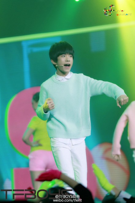 昨晚进行的东方风云榜音乐盛典中，#TFBOYS#获得最佳组合及年度风云组合两项大奖，《青春修炼手册》获得年度十大金曲奖。在此谢谢四叶草昨晚的努力应援，你们心声我们已经听到，我们有很多不足，但我们不会气馁，我们会继续努力。TFBOYS正是从无数的失败与否定声中成长起来的，让我们一起fighting下去吧