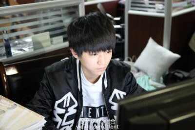 20:00到腾讯视频收看《TF少年GO！》第三季第一集，整整一个小时，和#TFBOYS#一起承包弹幕吧，现在@TFBOYS-王俊凯 @TFBOYS-王源 @TFBOYS-易烊千玺 已经在电脑前整装待发了，那么，四叶草你们呢？第一期完整版传送门L…