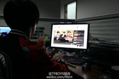 20:00到腾讯视频收看《TF少年GO！》第三季第一集，整整一个小时，和#TFBOYS#一起承包弹幕吧，现在@TFBOYS-王俊凯 @TFBOYS-王源 @TFBOYS-易烊千玺 已经在电脑前整装待发了，那么，四叶草你们呢？第一期完整版传送门L…