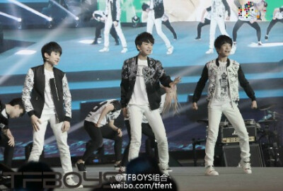 昨晚微博之夜中，#TFBOYS#三人身着以自闭症儿童绘画设计的正装亮相红毯，希望能以这种方式号召大家关注身边需要关爱的群体。当晚获得的年度公益贡献奖，也是对TFBOYS过去一年参与各种公益的最好肯定。在2015年，TFBO…