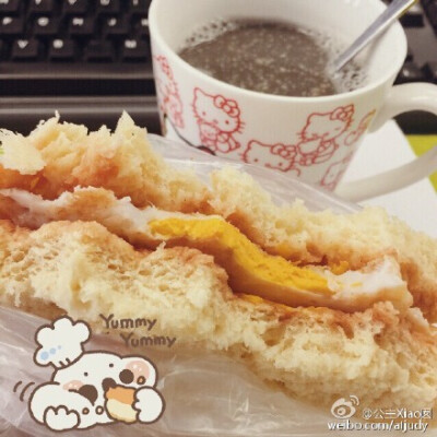 最近的早餐都So健康…！Today，爱心三明治一个…HoHo～Mr.牛的手艺无敌咯！自制吐司，去边，口感有一点点Q，再夹一个太阳蛋…OH～味道好赞好赞！Aha～～️️️四月，你好。