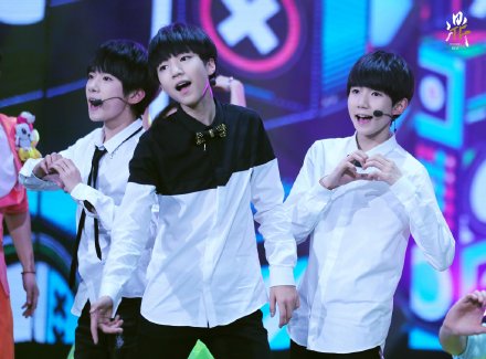 #TFBOYS# 如是我闻，神都城里花已发，红粉香尘漫京华，蓁蓁灼灼若云霞。妆了朱阁梦，落了少年颊，染了行人青丝发。玉宇琼楼琉璃瓦，小桥流水田亩家，俱是春光无暇，怎不叫人夸。晚安。