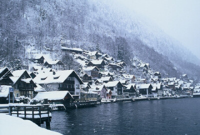 奥地利一个叫Hallstatt的村庄，气候温暖、依山傍水，所以又被人称作世界上最美的小镇，光是看看都觉得平静了……