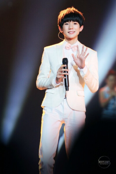 150330 上海东方风云榜颁奖典礼 新绿苞初解，嫩气笋犹香。含露渐舒叶，抽丛稍自长。@TFBOYS-王源 ps：王源星源站_ROYPLANET