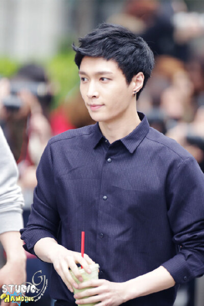 #从天儿降张艺兴# #张艺兴yixing# #EXO LAY# 音乐银行高清无论金发or黑发转换无压力all kill总裁兴请收下我的膝盖！！