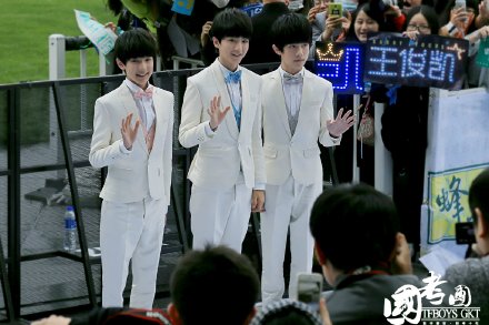 #TFBOYS三人同行# 迎着假日的微风，伴着明媚的阳光，带着美妙的少年，踏春去吧！【文案：旅行ing的十月，前线：@_暖橙微凉凉凉凉 ,修图：五兔一生推】