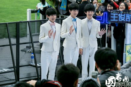 #TFBOYS三人同行# 迎着假日的微风，伴着明媚的阳光，带着美妙的少年，踏春去吧！【文案：旅行ing的十月，前线：@_暖橙微凉凉凉凉 ,修图：五兔一生推】