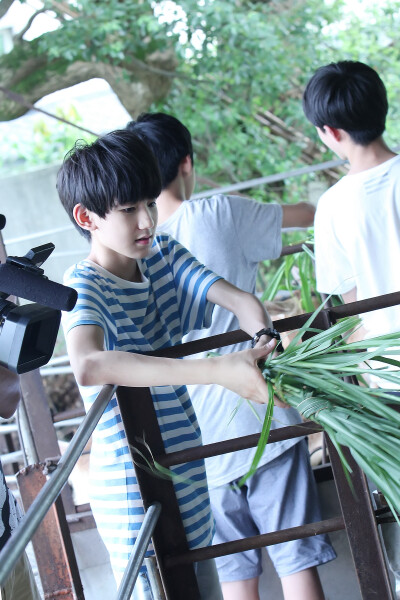 【王源 TFBOYS偶像手记拍摄】140817 爱奇艺偶像手记宜兰农场拍摄 PHOTO UP.（21pics）&amp;gt;&amp;gt;&amp;gt;O网页链接做了个汇总 cr：@MintBoy1108(http://mintboy1108.com)