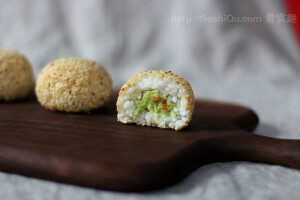 牛油果芝麻饭团 原料：牛油果 大米饭 胡萝卜 盐 植物油 白芝麻 做法： 1、米饭焖的软一些，容易捏饭团更加团结~焖饭过程就不详述了，当然，要把饭团做的正宗，米和焖饭的锅可能都要讲究些，不具备又想简单点就像平时一样焖饭吧 2、生的白芝麻放到干净的炒锅里，小火慢慢炒熟，倒入一个较大的碗里备用 3、胡萝卜洗净去皮切小粒，就很小的丁丁，用一点点的油炒熟 4、牛油果切开去核，挖出果肉，压成泥，用一点点盐调下味，加入胡萝卜，拌匀 5、开始包饭团，不管用什么好的方法，总之，将米饭中心，包上牛油果胡萝卜酱，包严捏圆，再裹上芝麻就行。