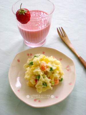 「夺命土豆泥」。  材料：土豆2个、杂菜（玉米粒、青豆粒、胡萝卜粒）2大勺、黄油20克、盐1/4茶匙、蛋黄酱2大勺  做法： 1、土豆清洗后放入锅中，加水煮至可用筷子轻易插入；捞出去皮压成泥，乘热加入黄油和盐至融化； 2、杂菜焯水沥干，冷却后加入土豆泥中，加入蛋黄酱，搅拌均匀即可；喜欢胡椒粉的可以适当撒一点，味道挺不错的。  把土豆当作主食，比较容易产生饱腹感，既营养又环保；再来上一杯草莓奶昔，一餐的热量亦足够了。