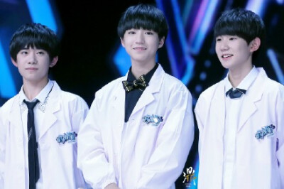 #TFBOYS# 夜，随着微风静静的流，梦，顺着花香慢慢的游，有一段情谊，浸了岁月也不老不旧。就这样伴着彼此的笑容，别无所求。晚安。