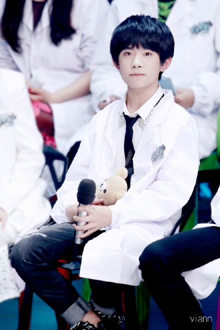 #誰動了易烊千璽的輕松熊# @TFBOYS-易烊千璽 給大家介紹Kuma時的一臉雀躍；聽到Kuma要被剪時的害怕緊張；一知道Kuma沒有被剪，小臉一下子亮起來，笑開了花 沒人能動你的熊熊！