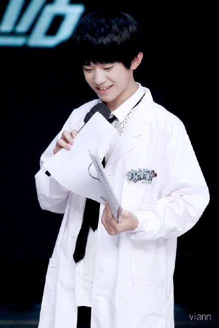 #誰(shuí)動(dòng)了易烊千璽的輕松熊# @TFBOYS-易烊千璽 給大家介紹Kuma時(shí)的一臉雀躍；聽(tīng)到Kuma要被剪時(shí)的害怕緊張；一知道Kuma沒(méi)有被剪，小臉一下子亮起來(lái)，笑開(kāi)了花 沒(méi)人能動(dòng)你的熊熊！