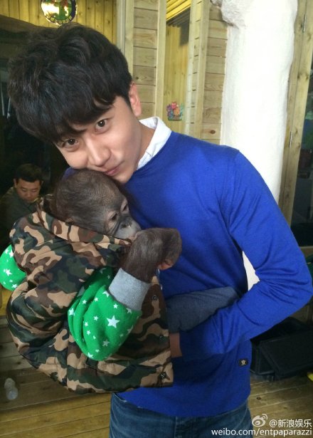 #黄轩0303生日快乐# 他是俊杰少爷、小马大夫、猩猩奶爸，他还是《女医明妃传》里的朱祁钰，《芈月传》里的黄歇。今天是@黄轩的微博 的生日，让我们一起来送祝福。只要参与转发本微博并@ 三位好友，就有机会赢得黄轩亲笔签名写真。数量有限，等你来拿！中奖名单将由@黄轩官方影迷会 来公布！