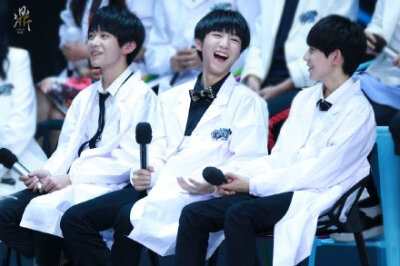 #TFBOYS# 哪年哪月哪一天，我们为哪个被遗忘的笑话捧腹个不歇；再会再聚再一遍，仍然要风雨同路再一次遇见。不舍每一个瞬间，不舍你们的笑颜。晚安。