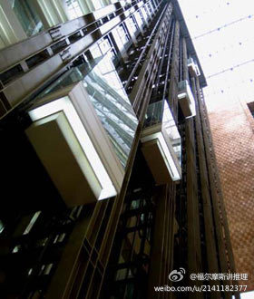 #每日推理#在某栋大厦的第十层，住着这么一个人，每天他下班回来，如果当天是下雨天或者和别人一起搭电梯，他就直接坐到第十层，如果是晴天或者一个人搭电梯，他就只坐到第七层，然后徒步爬到第十层。请问这是为什么…