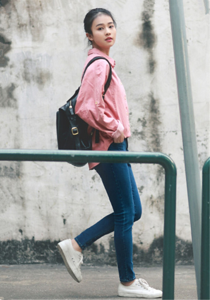 粉红色的棉麻衬衣搭配小脚牛仔裤，白色的帆布鞋显得青春可爱~