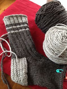 Old fashioned work socks. Free Ravelry pattern using worsted weight yarn.