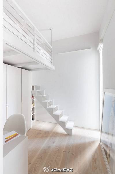 【由工厂改造而来的公寓 】空间宽敞明亮，并没用刻意的装饰去装点，一款深色沙发或者是书本的堆积，也是不错的亮点。via：Cloud Design Studios