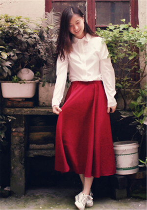 白色衬衫配上一件半身长裙，春天的小女生~快来试试呀