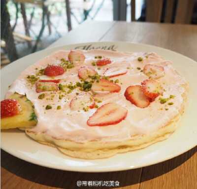 草莓果仁pancake