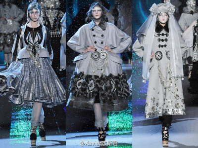 #舊回憶# ｜ John Galliano F/W 2009 | 这 场 秀 的 妆 容 和 服 装 细 节 为 我 们 刻 出 永 不泯 灭 的 时 装 记 忆 。| 开场曲：「El Tango de Roxanne」