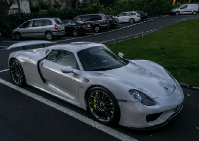 白色保时捷918 Spyder