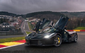 两匹黑色骏马——法拉利LaFerrari ：最高时速350km/h，0-100 km/h &amp;lt; 3.0 s，0-200 km/h &amp;lt; 7.0 s；法拉利599 GTO：最高时速为 330 km/h，0-100 km/h &amp;lt; 3.7 s，0-200 km/h &amp;lt;11.0 s。