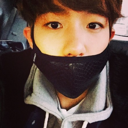 #边伯贤##BAEKHYUN# 150409 伯贤 Instagram / 我邻居是EXO! 明明是我们拍照的, 可是为什么会好奇下集呢... 嗯.. 我首先去把玛蒂达搬走! #我邻居 #发音就会堵到嗓子 #拍摄待机中 / 萌萌的边演员