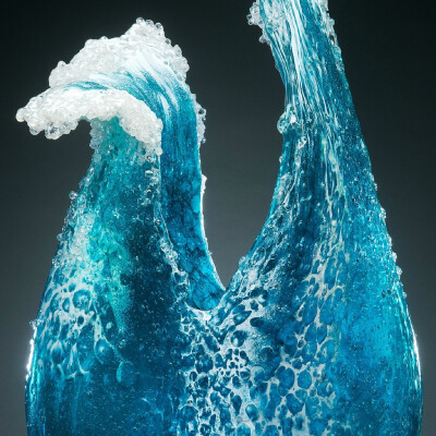 这些海浪造型的琉璃花瓶和艺术雕塑，是由艺术家Marsha Blaker与Paul DeSomma共同完成，造型和色彩都像是真实的海浪被瞬间凝固了一样
