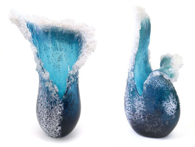 这些海浪造型的琉璃花瓶和艺术雕塑，是由艺术家Marsha Blaker与Paul DeSomma共同完成，造型和色彩都像是真实的海浪被瞬间凝固了一样