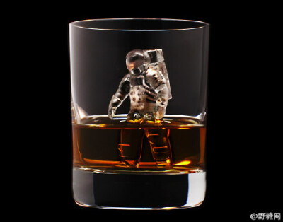 日本又逆天发明了！三得利酿酒公司，做出了无比创意的3D冰块，想象在酒杯里喝出自由女神，宫殿，狮身人面像的感受~~喝威士忌的bigger又高了一些O网页链接