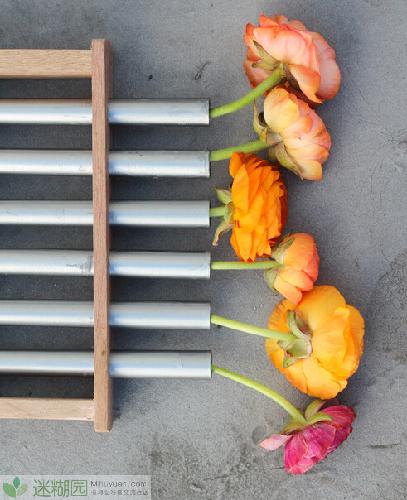  动手创作一直是一件值得夸耀的事情，尤其是热爱花卉的人们，对于插花有非常多的想法。今天我们来看一位国外友人自己DIY的插花艺术，非常的富有创意，将大家想不到的材料融入了插花中，出来的效果还特别的让人惊讶呢。 原来他使用的是玻璃试管，一根细细长长的玻璃试管就能容纳一支花卉，再加上摆放造型，很容易就将成品当成一件艺术品来称赞，但是制作的过程又如此简单。前期需要准备的是喷漆、玻璃试管、固定支架、铅笔和泡沫板。