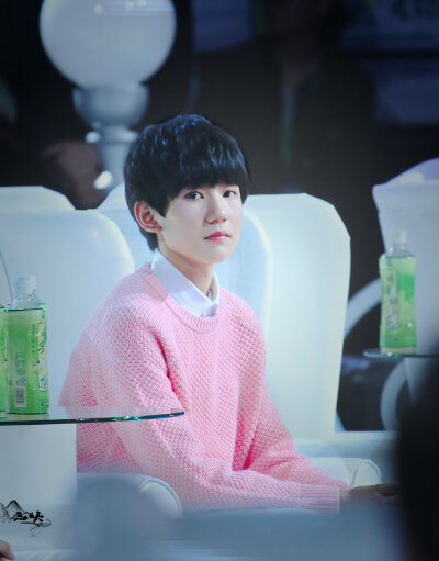 【王源 东方风云榜】150330 东方风云榜 #王源# @TFBOYS-王源 有着迷人眼瞳的小天使，路途遥远也被你照亮 cr：@三峡广场路人女神