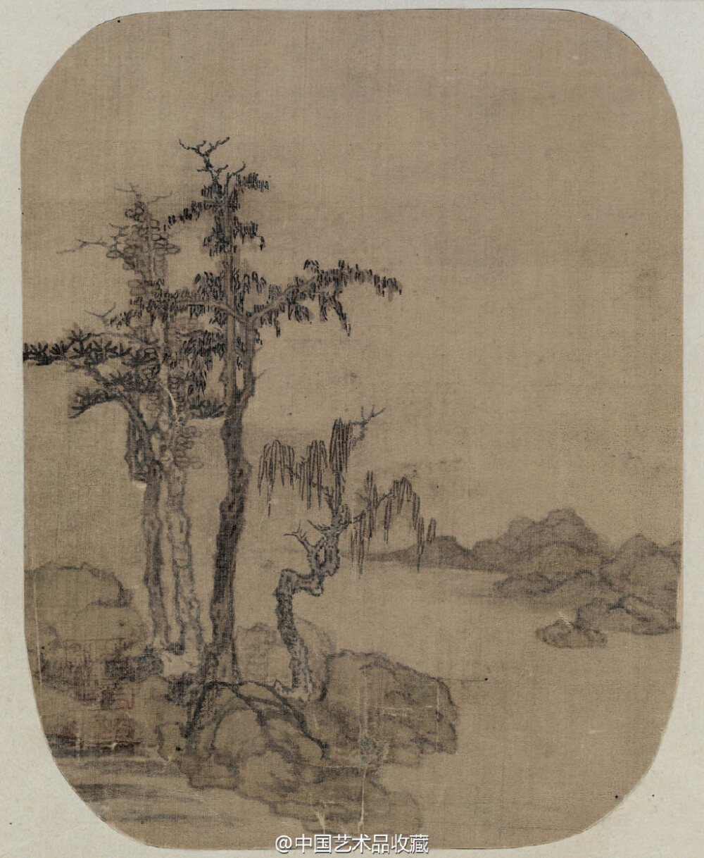 【 元 赵元 《树石图》】纨扇，绢本设色，25×19.7cm，北京故宫博物院藏。 此图画古树四株，远处平溪小山。无款，左下方钤“赵元私印”和“善长”二印。不见著录。赵元的画，传世的极少，此件堪称宝中之宝。赵元（？—1327年），一作原，字善长，号丹林，莒城（山东）人。善画山水。