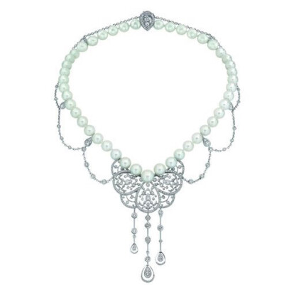 Chanel高级珠宝 珍珠饰垂坠钻石项链。Chanel高级珠宝珍珠饰垂坠钻石项链，采用珍珠为项链，钻石镶嵌为项坠，华丽无比。