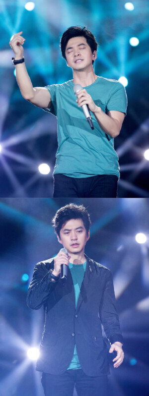 彩排照远比正式演出的照片更加吸引我，可能是我偏爱T恤和毛衣吧，相比起西装来更能戳中我的心。害得我小心脏扑通扑通的乱跳个不停 #歌手李健##歌手李健最体面听友团#  [ 号外号外！今晚十点芒果卫视我是歌手总决赛重播了啊，还能在电视里看到my健真是好开森 ]
