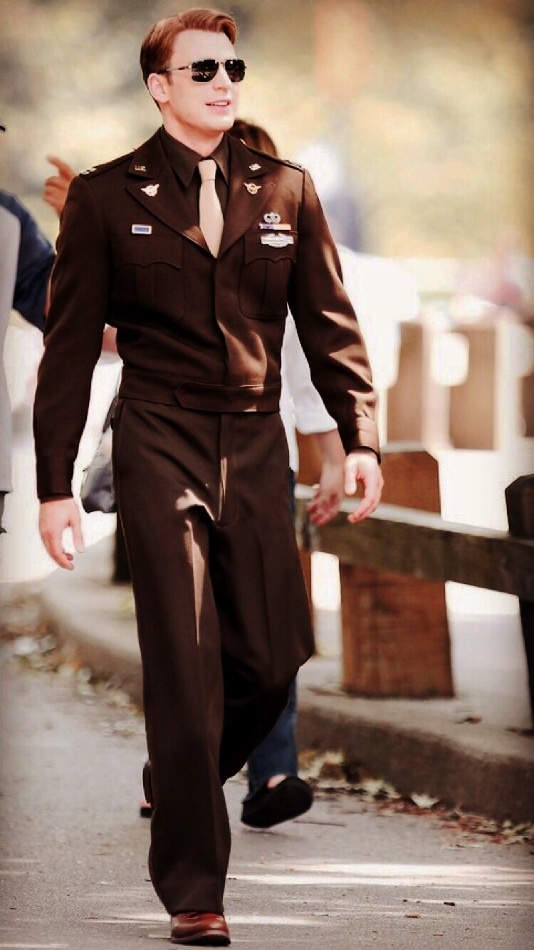 #Chris Evans# 队1片场这个制服照怎么看都苏到炸