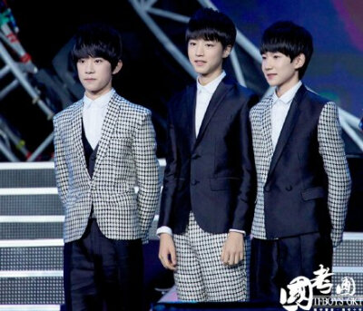 #第三届音悦V榜年度盛典# #TFBOYS三人同行# 今阳光飞舞，柳絮轻扬，青鸟衔来思念，灯光见证荣耀。【前线：春宵，文案：十月，修图：兔叔】