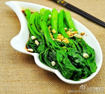 【白灼菜心】菜心洗净沥干水份;锅内放适量的水煮开，加入盐和植物油，再将菜心放进锅内，继续开大火煮约2分钟后捞出装碟;将大蒜切碎撒在煮好的菜心上;淋上一大匙酱油;热炒锅，将1大匙花生油放炒锅内加热后均匀的淋在…