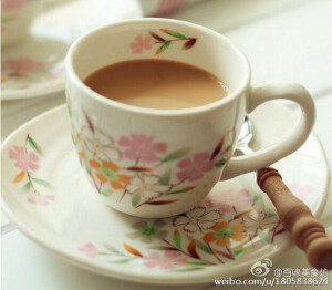  【鸳鸯奶茶】1.取一口锅，放入170g的水煮开2.将红茶放入杯中，冲入沸水，泡5分钟3.过滤出红茶汁4.将淡奶油倒入冲泡好的红茶汁中，充分搅拌均匀制成奶茶5.将纯咖啡粉倒入茶杯中，冲入250g沸水6.搅拌均匀7.最后将调好的奶茶倒入咖啡中，再放入细砂糖混合均匀即可。 @百味美食坊