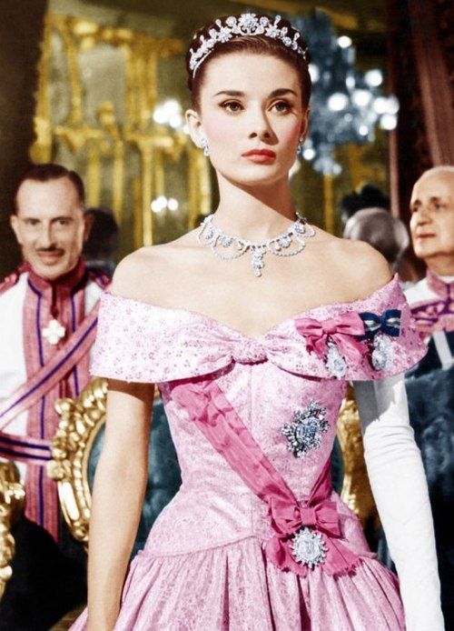 奥黛丽赫本-罗马假日粉色公主裙，我第一次知道原来罗马假日的那件礼服裙是粉色的