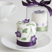 Mini cake idea that would be gorgeous around the edge of a large cake too - or on a tiered one.