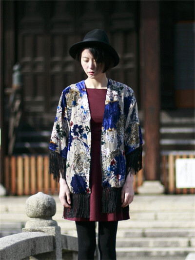 花色披肩搭配酒红连衣裙，充满独特风格。