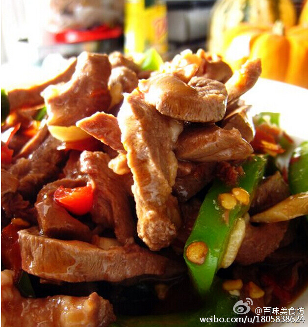 【火爆小牛心】1.小牛心洗净,切条,去掉白色的筋,用淀粉抓一下2.