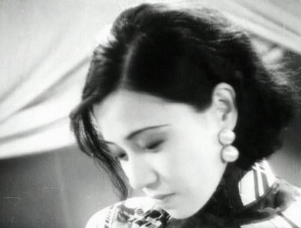 盘点解放前的绝色佳人才女 (7/22)查看评论 查看原图 阮玲玉(1910——1935)，中国早期影星，原名阮凤根，学名阮玉英。广东香山(今中山)南朗左步关村人，1910年4月26日出生于上海。1926年，为自立谋生，奉养母亲，考入上海明星影片公司，主演处女作《挂名夫妻》，从此踏入影坛。来源：新华网