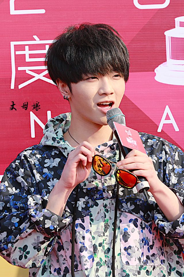 不需要太多的言语,不需要华丽的修饰,只是一个浅浅的微笑,或许,就是一